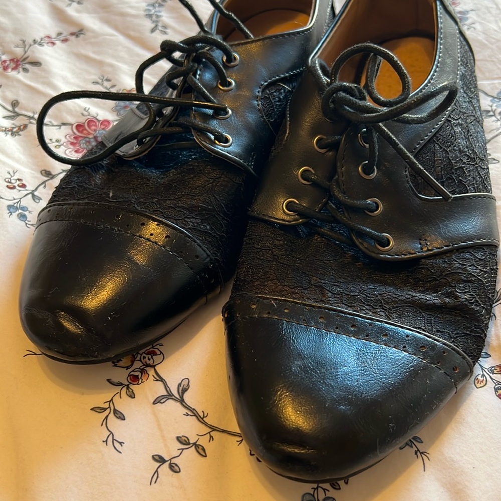 8.5 Black/lace Oxford flats